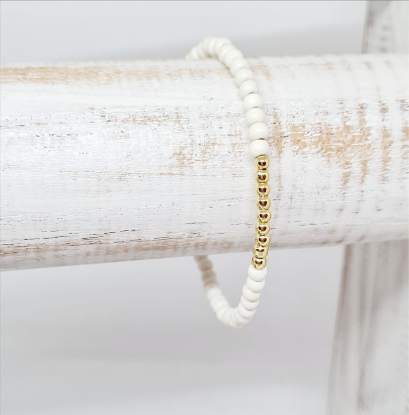 Afbeeldingen van Armband - Witte en gouden  kralen