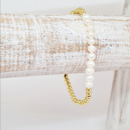 Afbeeldingen van Armband met zoet water parel en gouden kralen