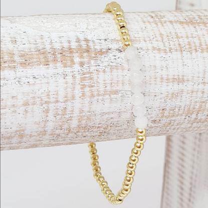Afbeeldingen van Armband-  Goud met natuurlijk witte halfedelsteen kralen 