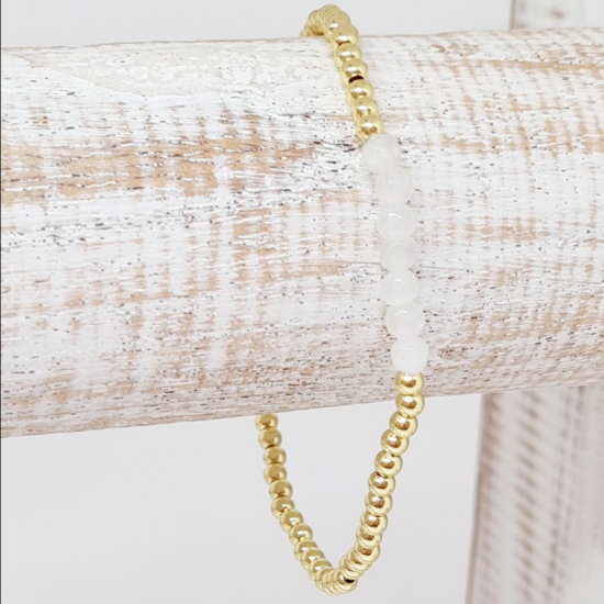 Afbeeldingen van Armband-  Goud met natuurlijk witte halfedelsteen kralen 