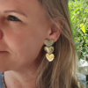 Afbeeldingen van Statement oorbel 3 hartjes – goud