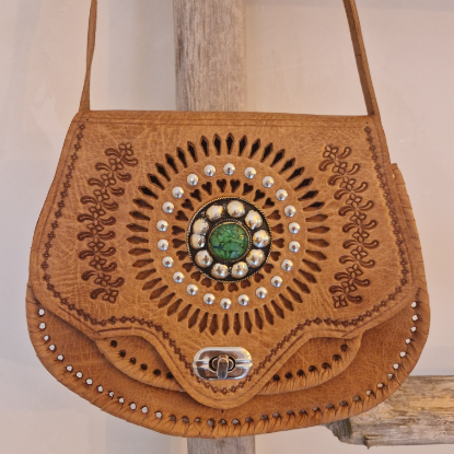 Afbeeldingen van Uitverkocht! Boho Tas leer Camel met groene steen
