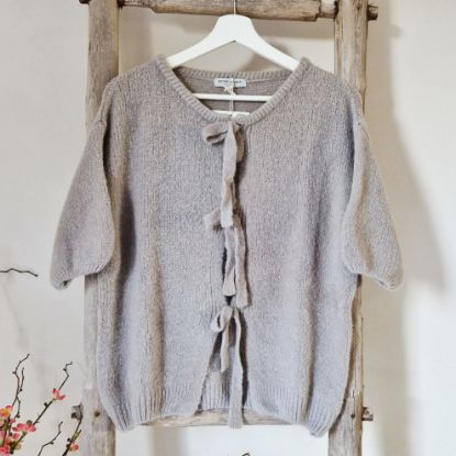 Afbeeldingen van Gebreid vest met striksluiting en korte mouwen - beige