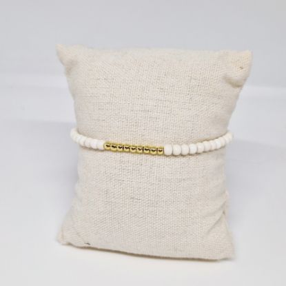 Afbeeldingen van Armbandje- houten kralen wit met goud