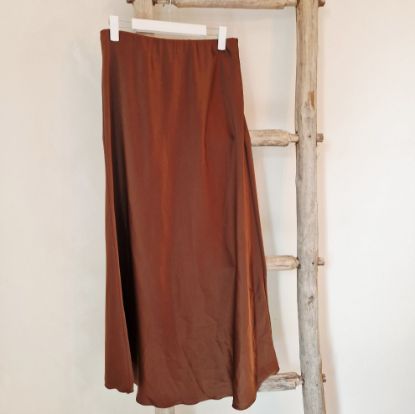 Afbeeldingen van Maxi rok Satijn bruin