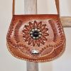 Afbeeldingen van Boho Tas leer cognac met gekleurde steen.